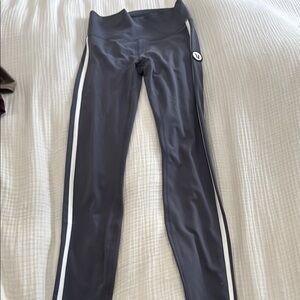 vuori leggings charcoal with white stripe